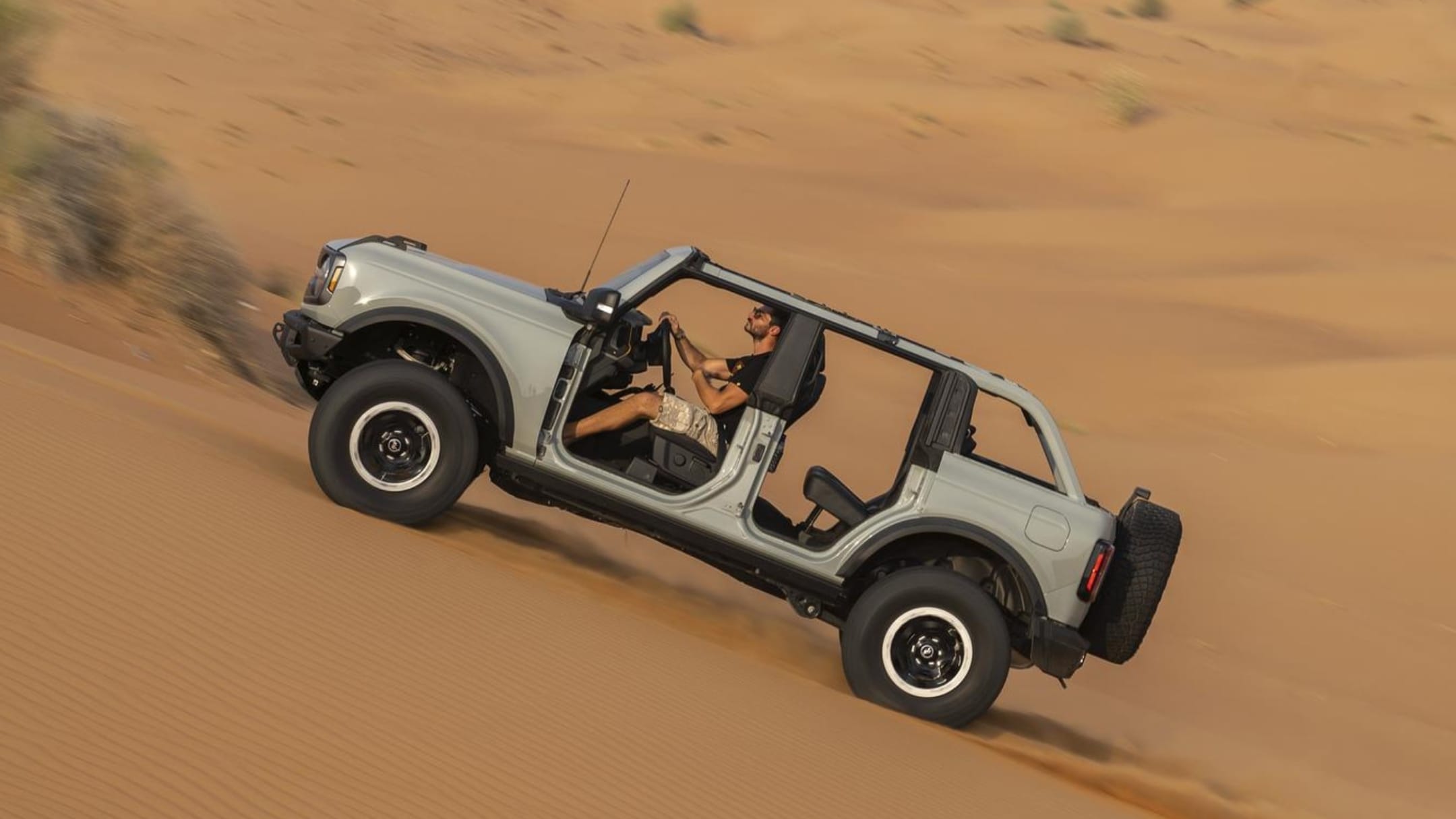 Ford Bronco en el desierto