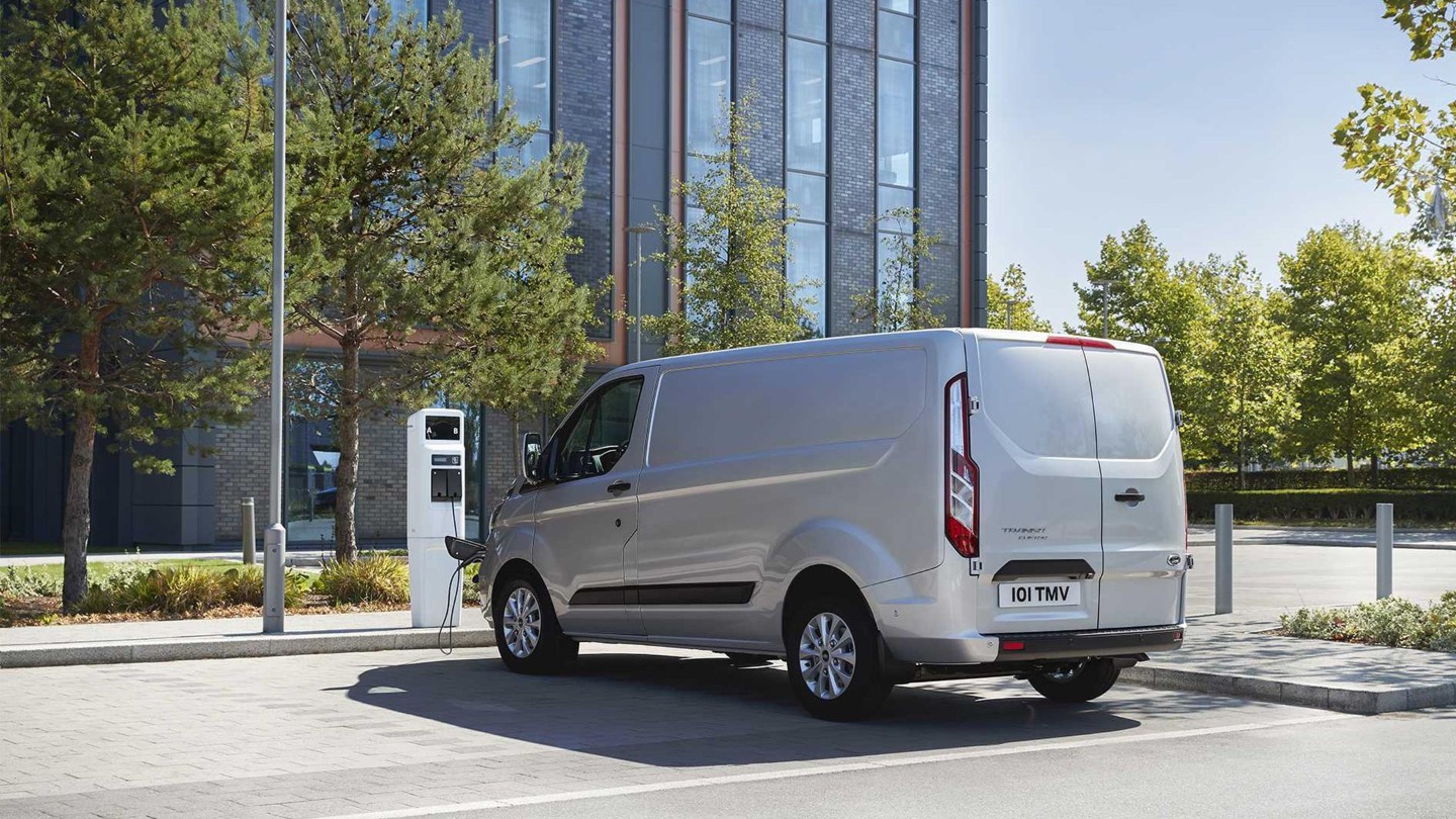 Vehículos Ford comerciales híbridos: elige el que mejor se adapta a ti 