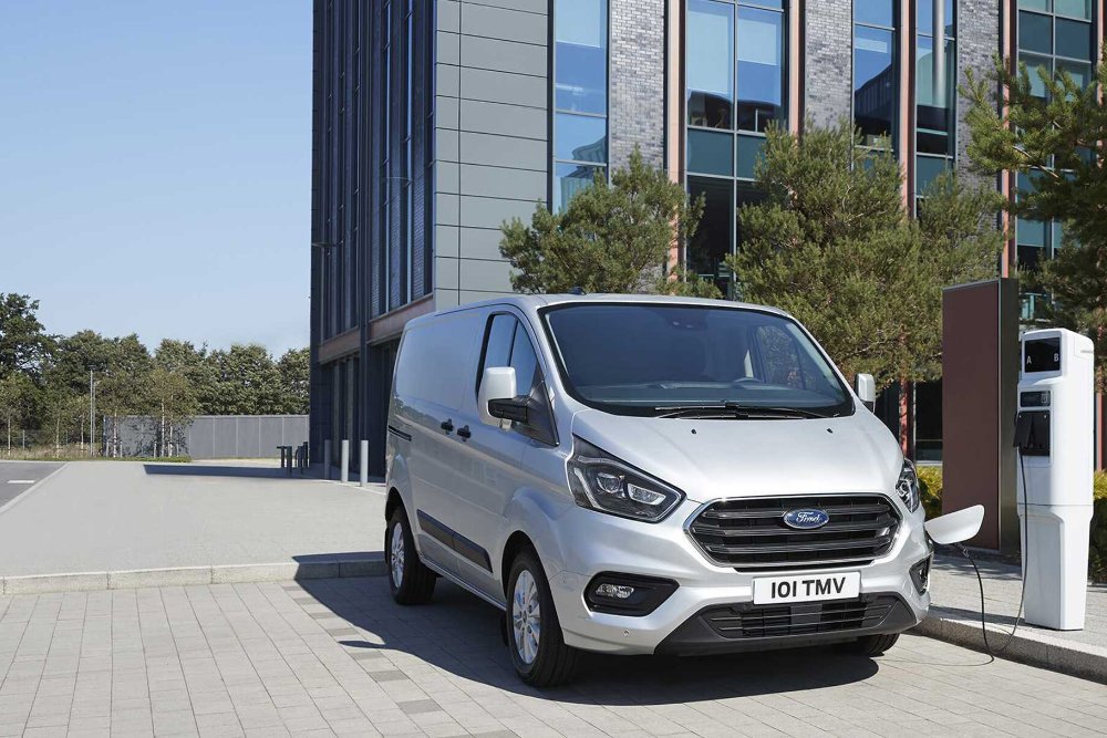 Una Ford Transit Custom siendo cargada en un punto de recarga