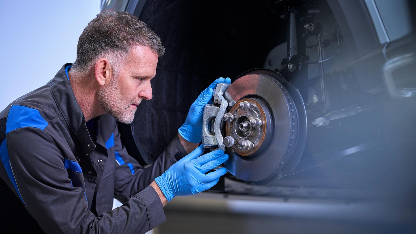Técnico Ford revisando discos de freno