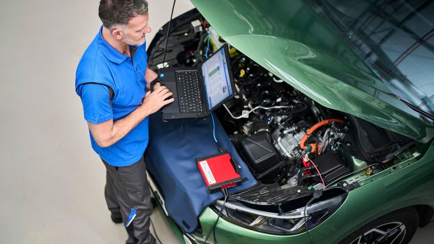Técnico de Ford Revisando banco de diagnosis