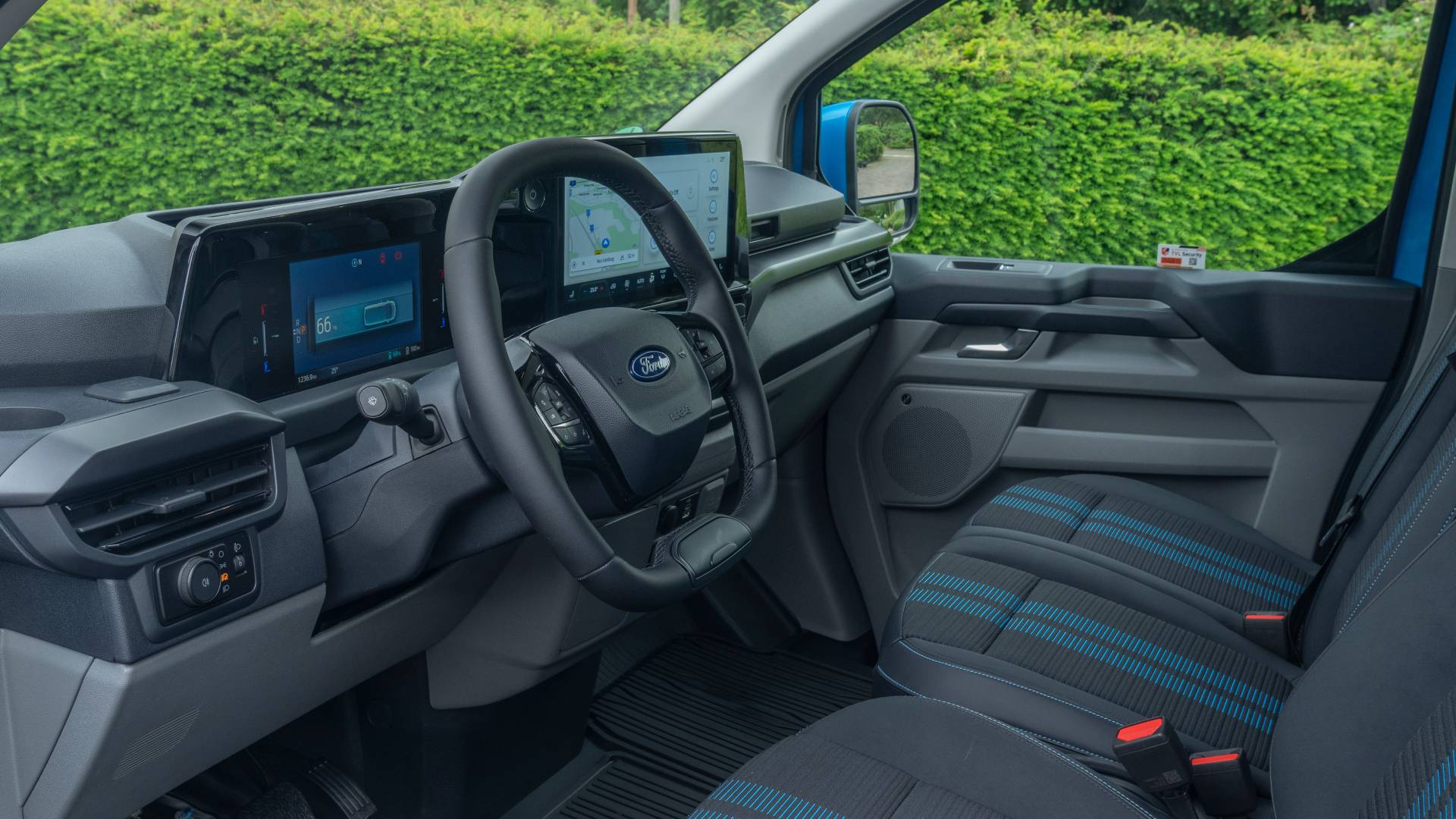 Interior de una furgoneta eléctrica Ford E-Transit Custom de noche.