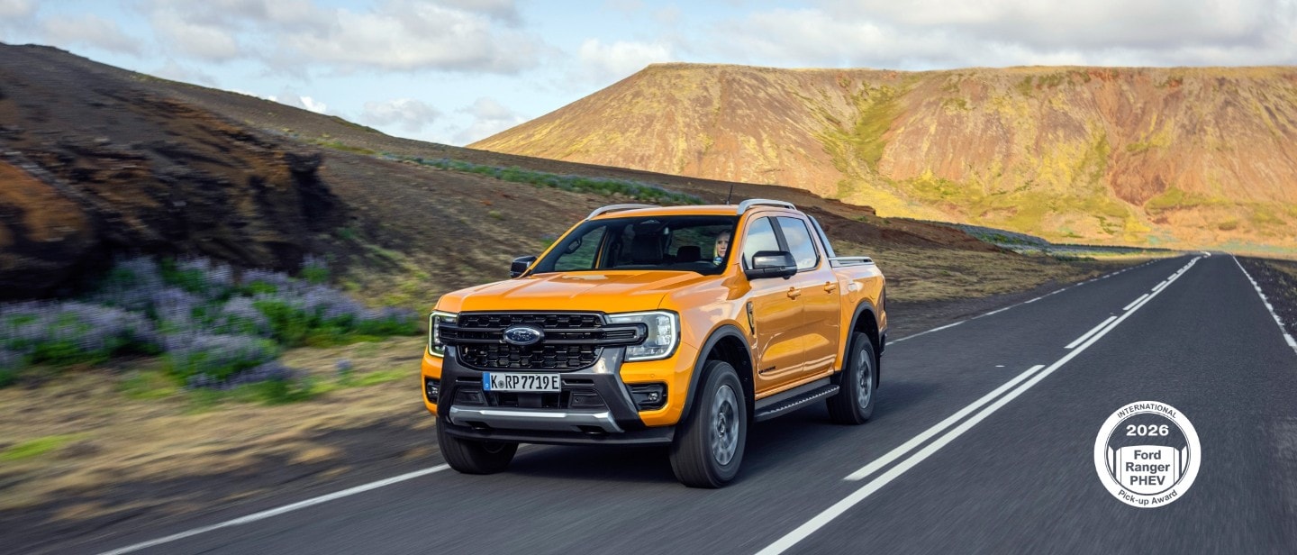Ford Ranger color naranja por carretera de montaña.