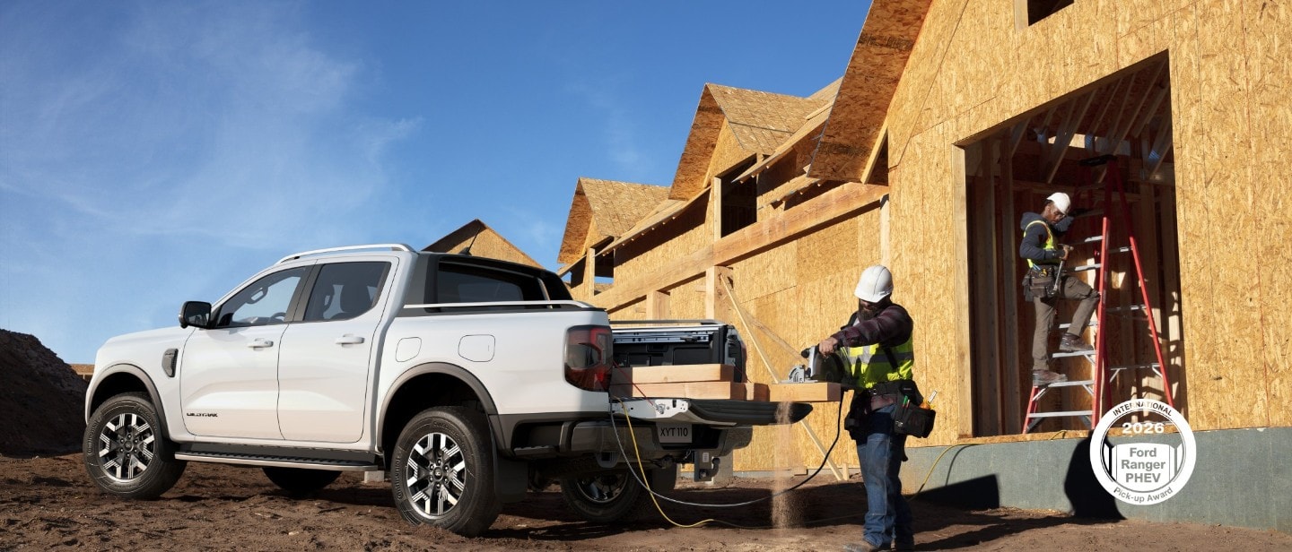 Obrero con herramientas en la parte trasera del Ranger PHEV. 