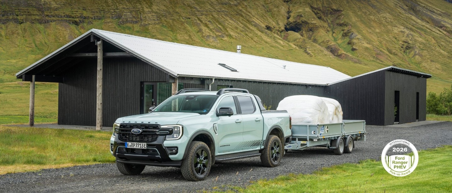 Ford Ranger cargado en una nave. 