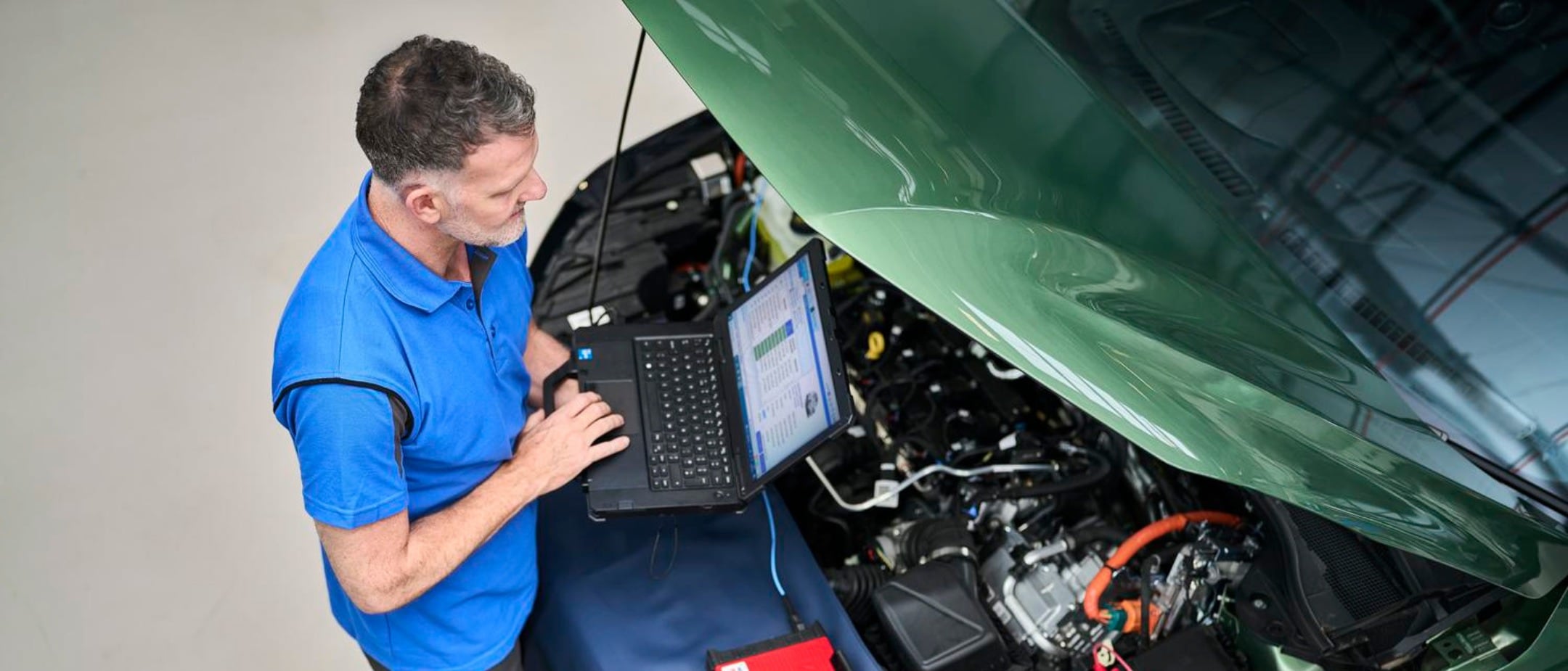 Técnico de Ford verificando el banco de diagnóstico