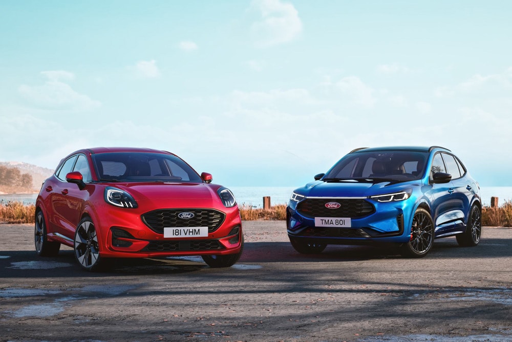 Puma rojo y Kuga azul frente al mar