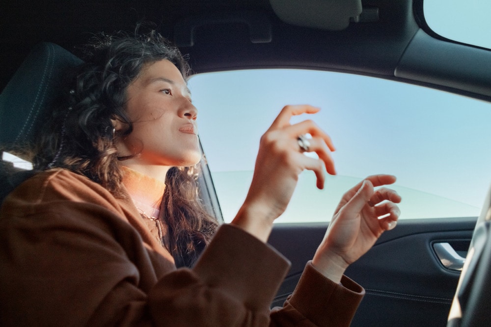 Mujer probando Ford BlueCruise en el interior de un coche