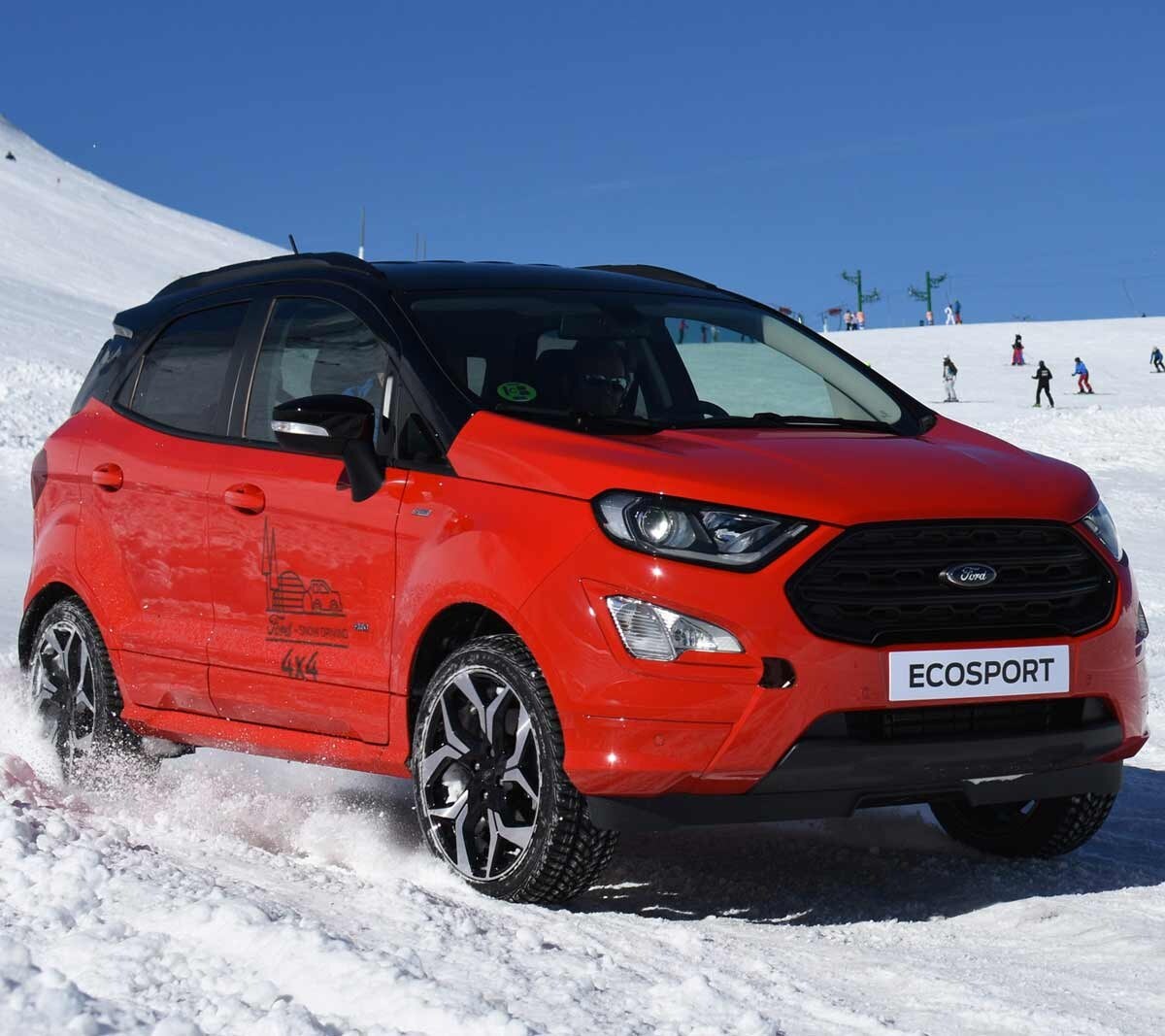 Ford Ecosport rojo en a nieve