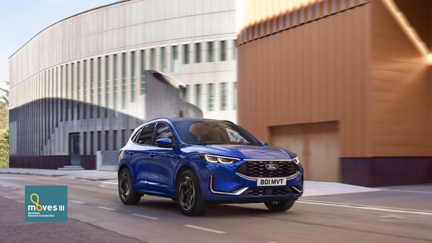 Ford Kuga azul en la carretera con logo Plan Moves
