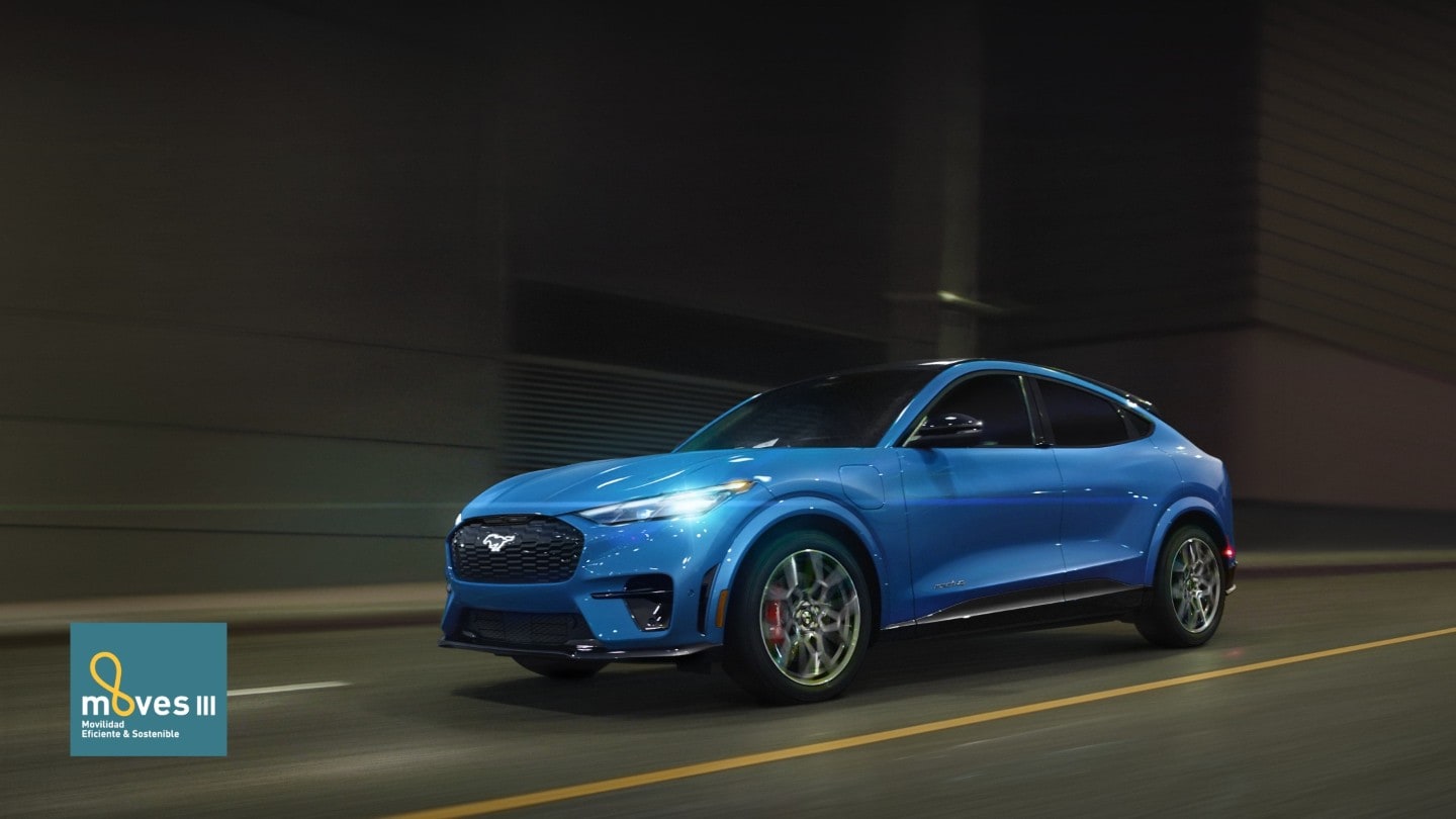 Mustang Mach-E en color azul con el logo del Plan Moves.