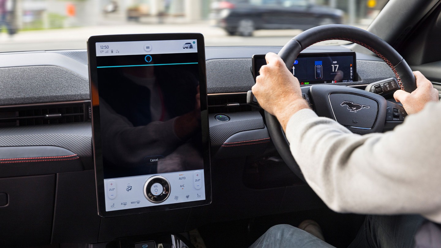 La interfaz integrada de Amazon Alexa en la pantalla SYNC 4 del Mustang Mach-E.