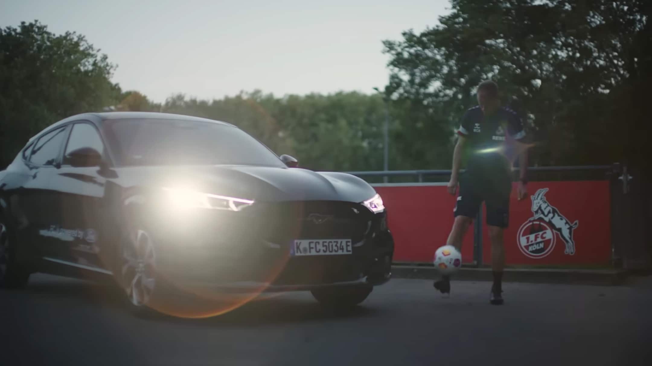 El Ford Mustang Mach-E eléctrico aparcado en un paisaje urbano, destacando su diseño moderno