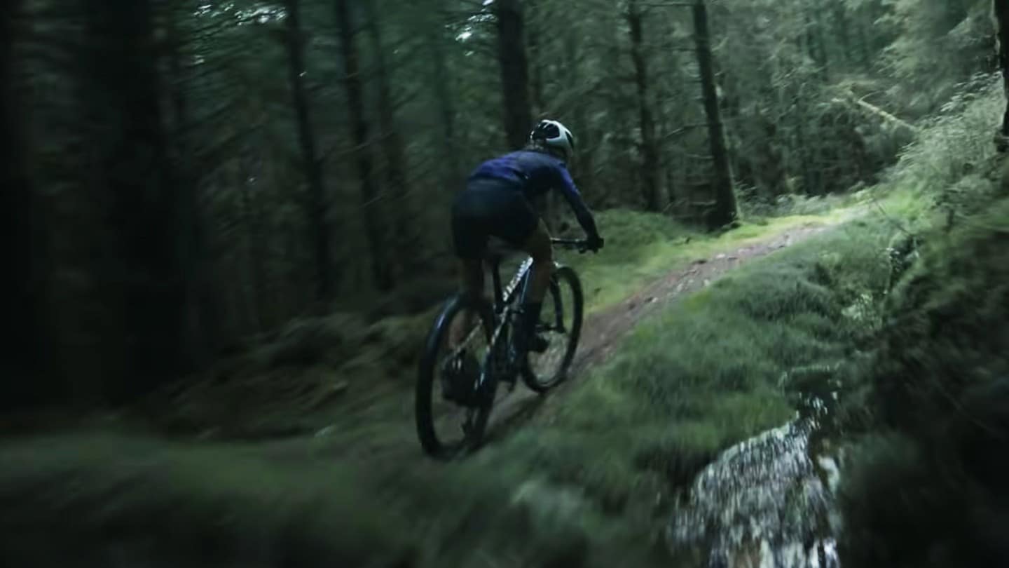 Savilia Blunk monta en su bicicleta de montaña en un solitario sendero forestal.