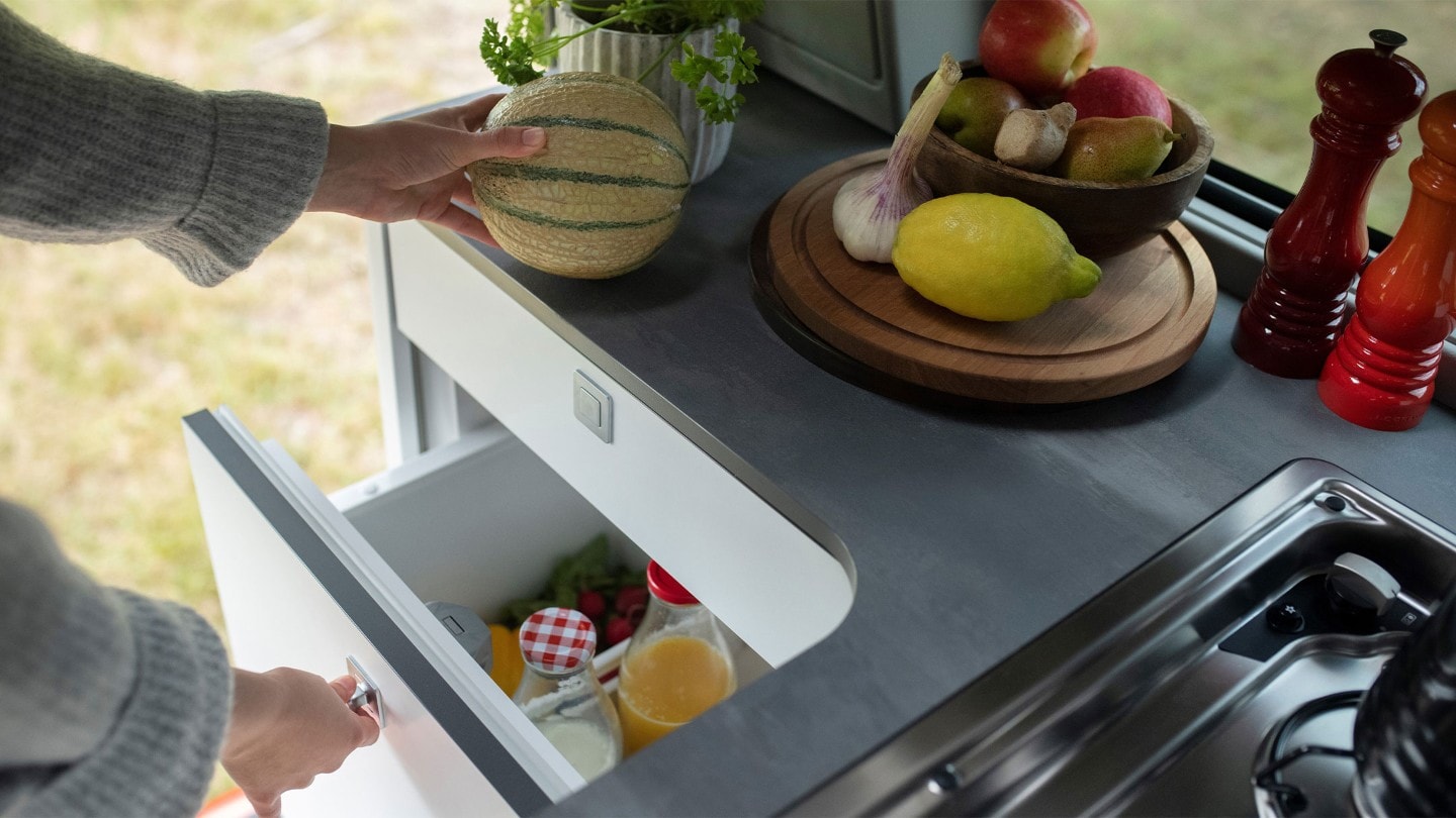 Una persona abre la nueva nevera estilo cajón de la cocina de la Nugget.