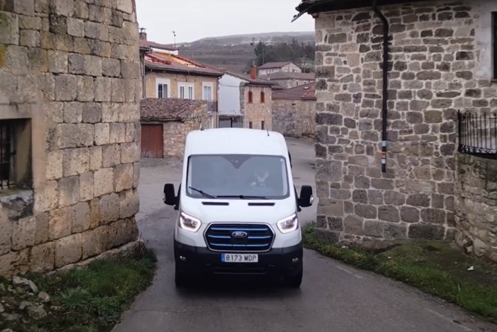 Ford E-Transit por las estrechas calles del pueblo