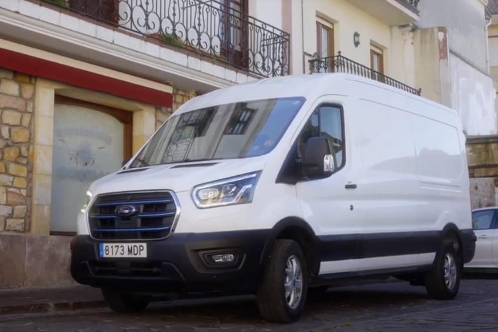 Ford E-Transit aparcada en una calle del pueblo