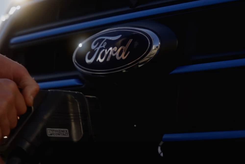 Ford E-Transit vista en detalle de un cargador