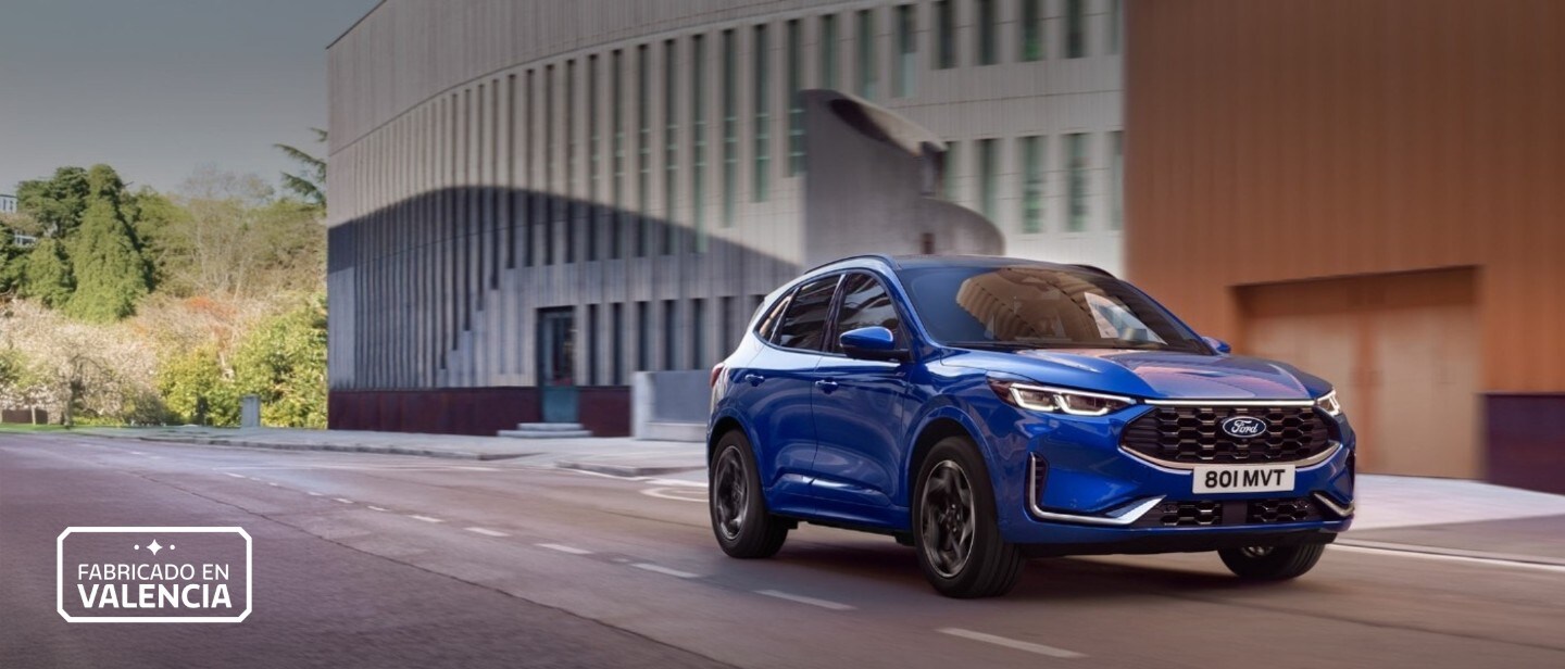 Kuga titanium en color azul circulando por la calle. Este modelo se fabrica en Valencia