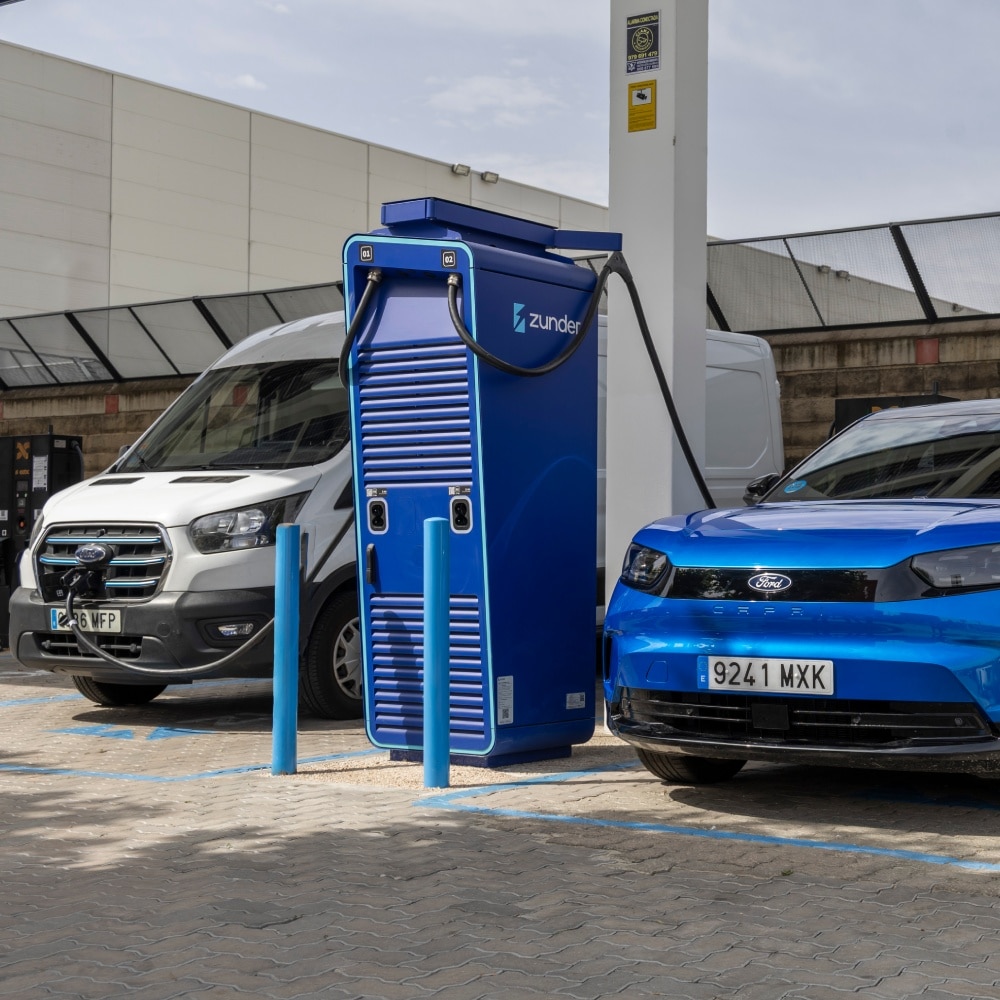Ford E-Transit y Ford Capri cargándose en una estación de Zunder