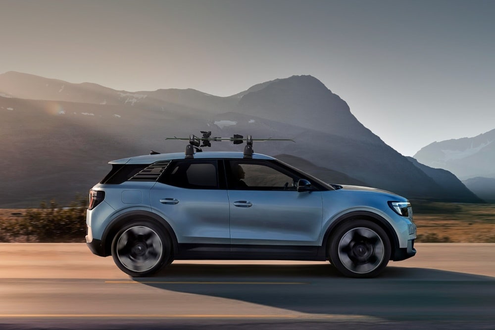 Un nuevo Explorer eléctrico circulando por la carretera.