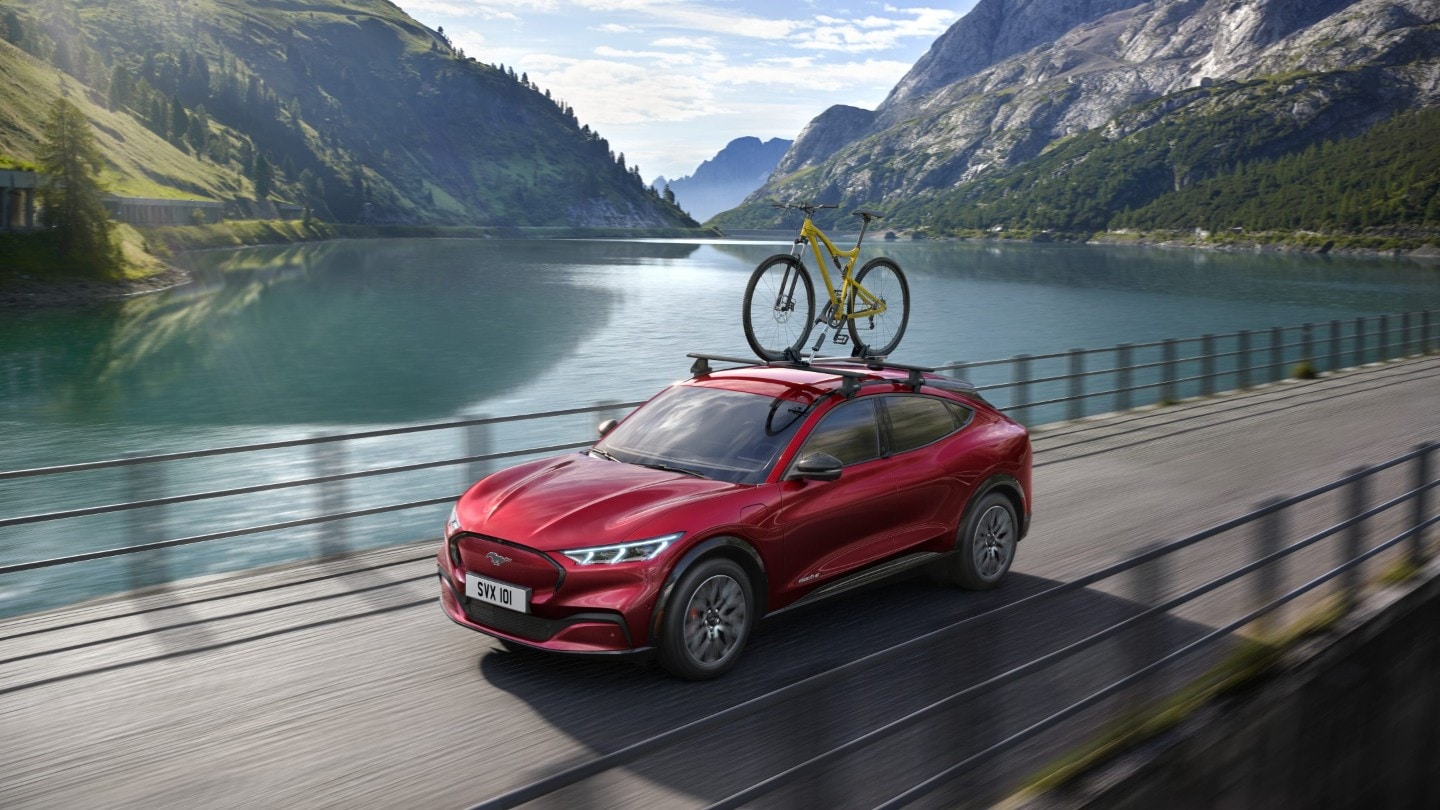 Ford Kuga en una carretera de montaña cargando una bicibleta 