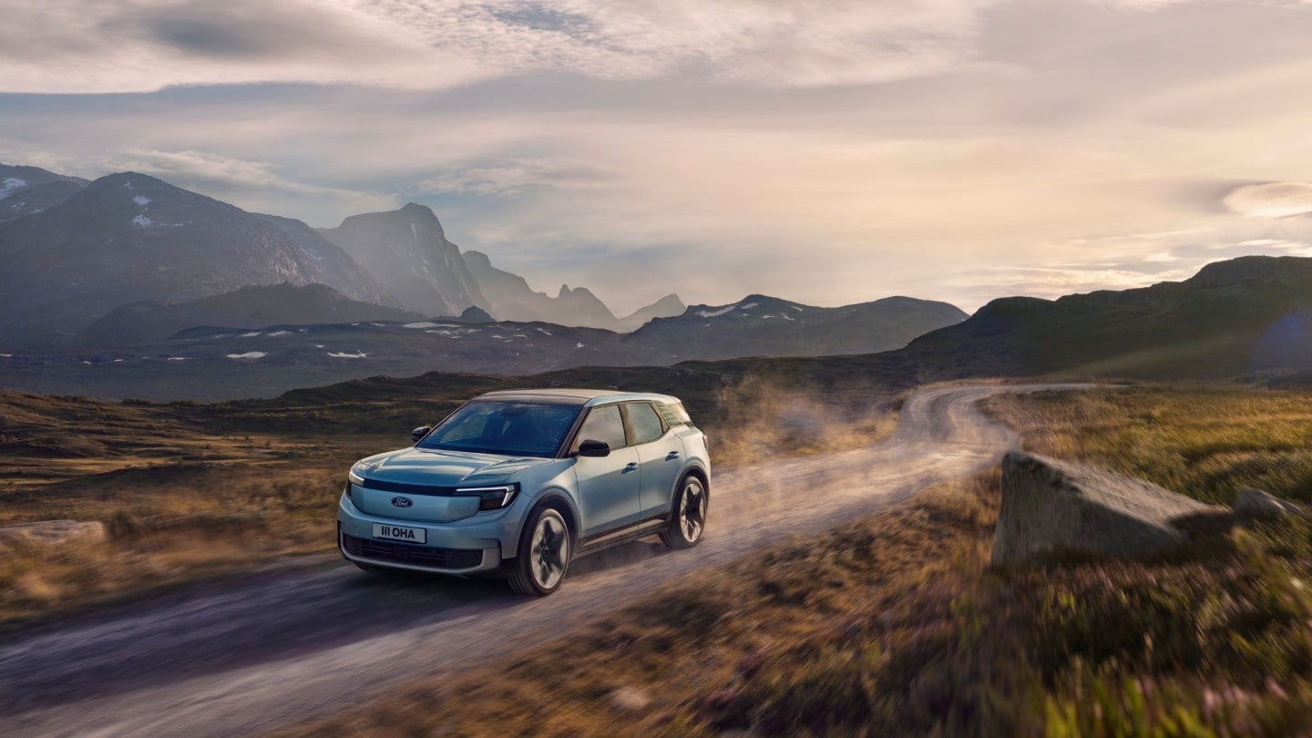 Ford Explorer por una carretera del desierto