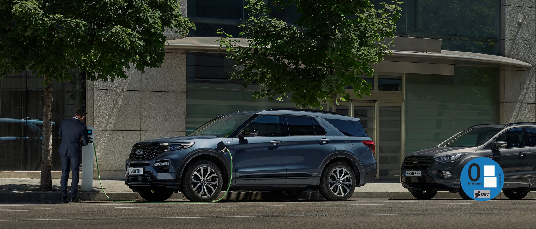 Nuevo Ford Explorer PHEV estacionado y siendo cargado Nuevo Ford Explorer PHEV estacionado y siendo cargado