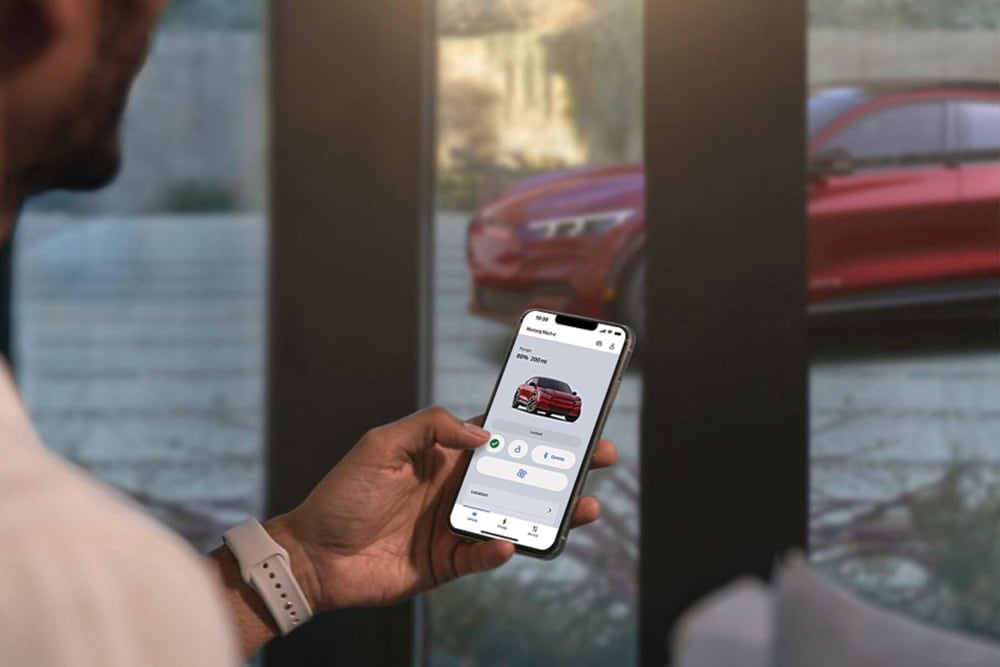 Persona utilizando la app FordPass en su smartphone, mostrando cómo acceder a las funciones del vehículo desde el teléfono