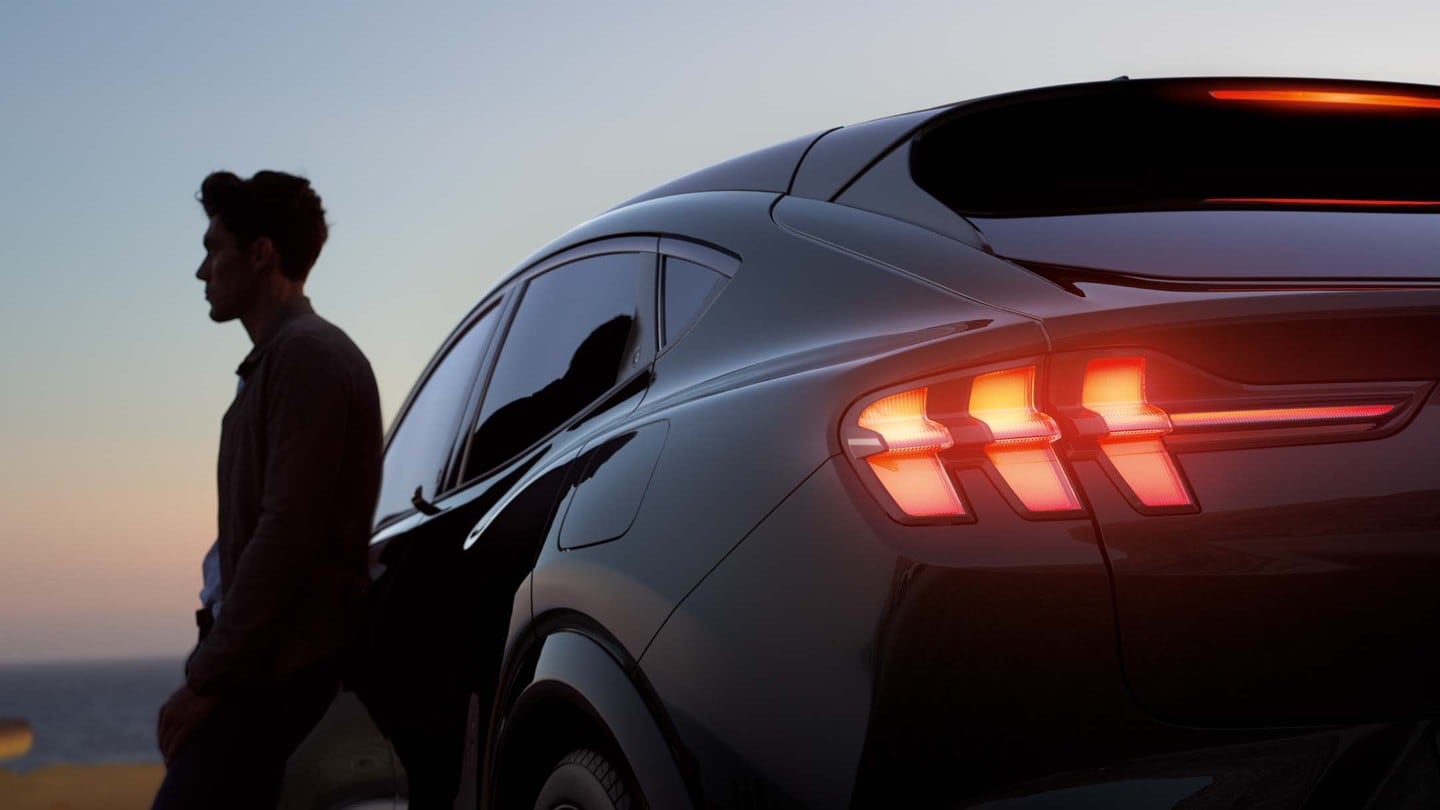 Silueta del hombre al lado del coche