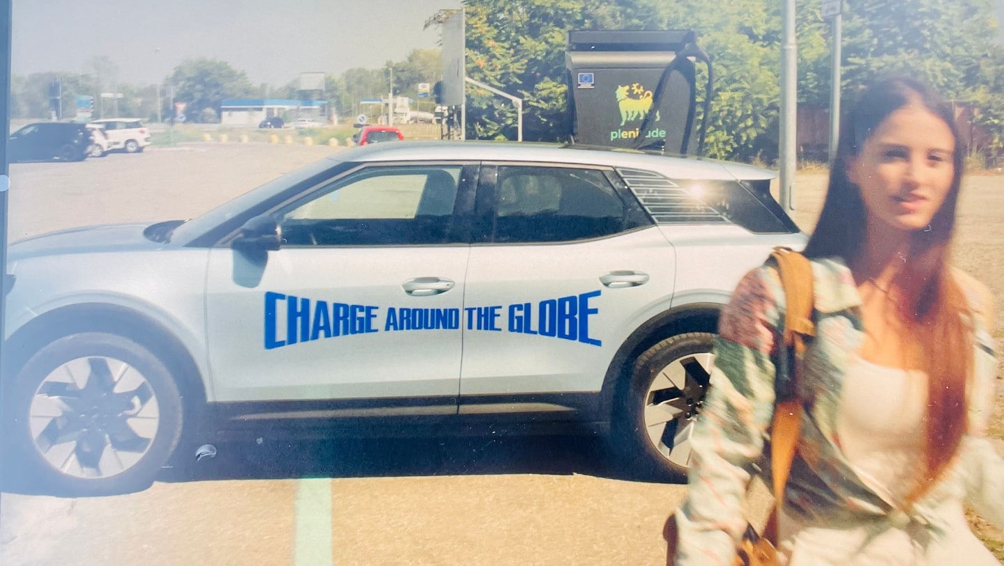 Charge Around The Globe Ford Explorer Eléctrico aparcado