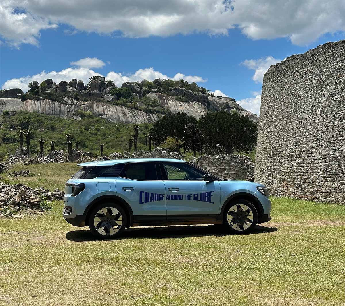 El Ford Explorer se alza entre las ruinas