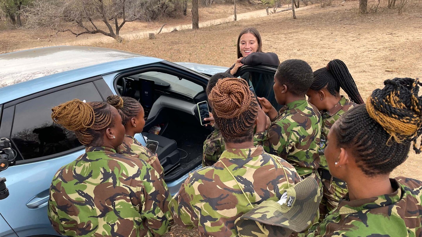 Lexie conoce a las Mambas Negras, el primer equipo femenino de lucha contra la caza furtiva