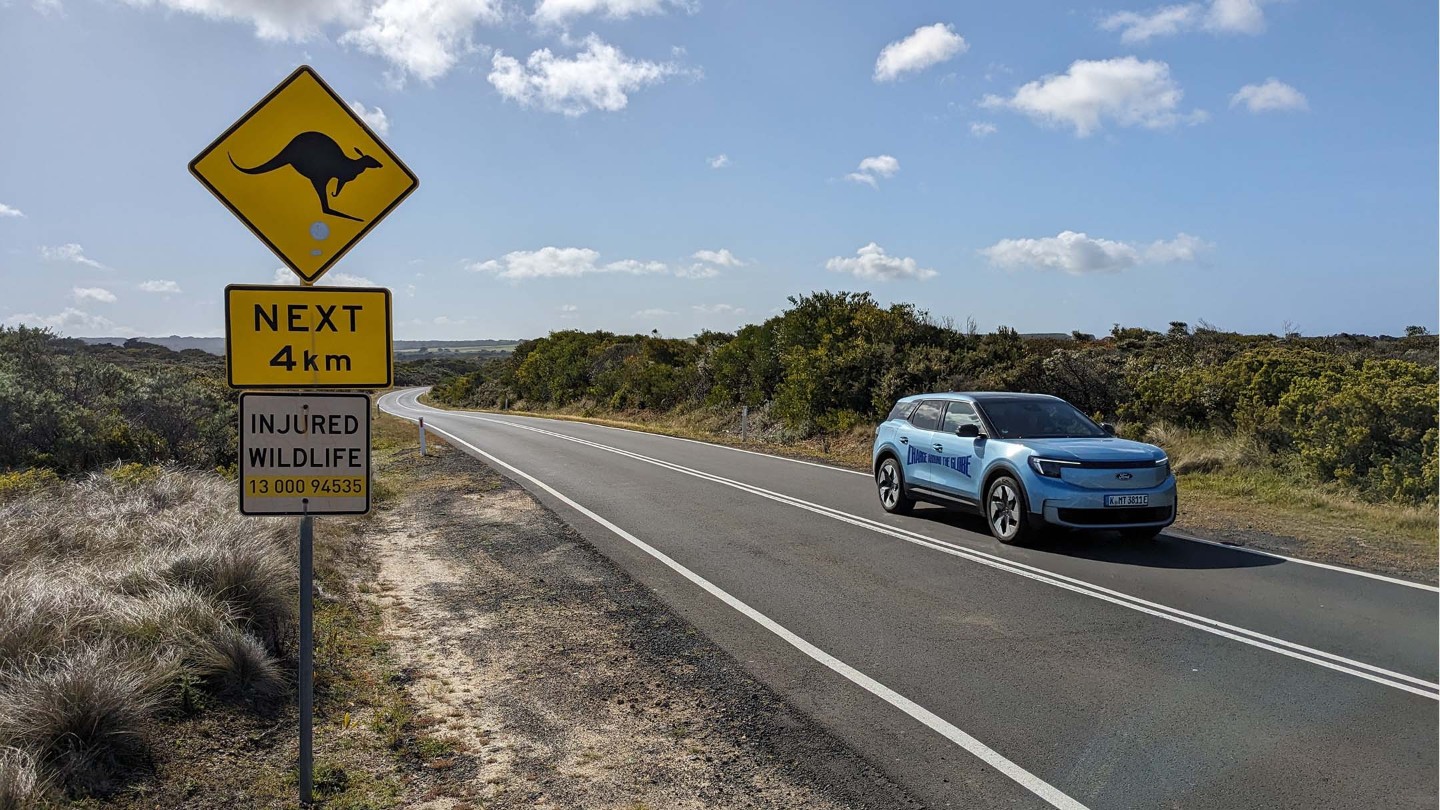 Lexie y el Ford Explorer conduciendo por la Great Ocean Road