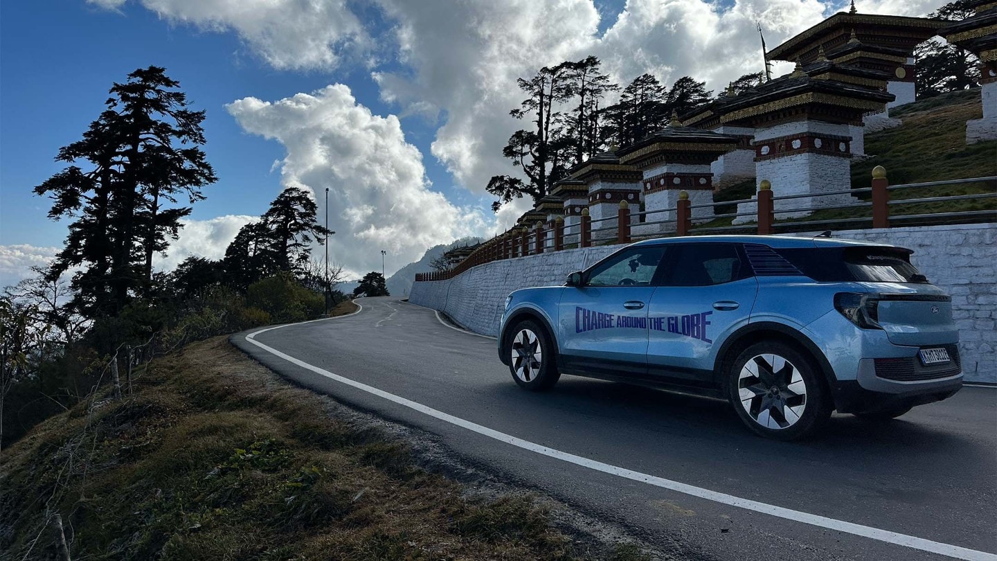 Ese curso de capacitación avanzada para conductores de Ford es útil cuando Lexie maniobra hábilmente en pendientes montañosas pronunciadas.