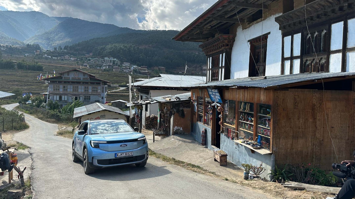 El Ford Explorer eléctrico con un telón de fondo mágico de Bután: ¡un momento perfecto!