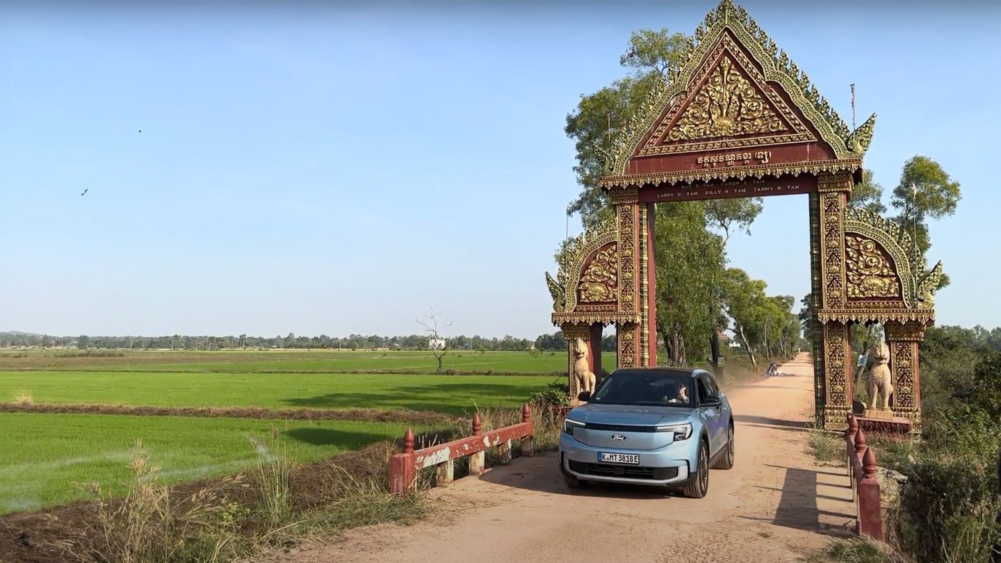 Ford Explorer atravesando una puerta de embarque en Camboya