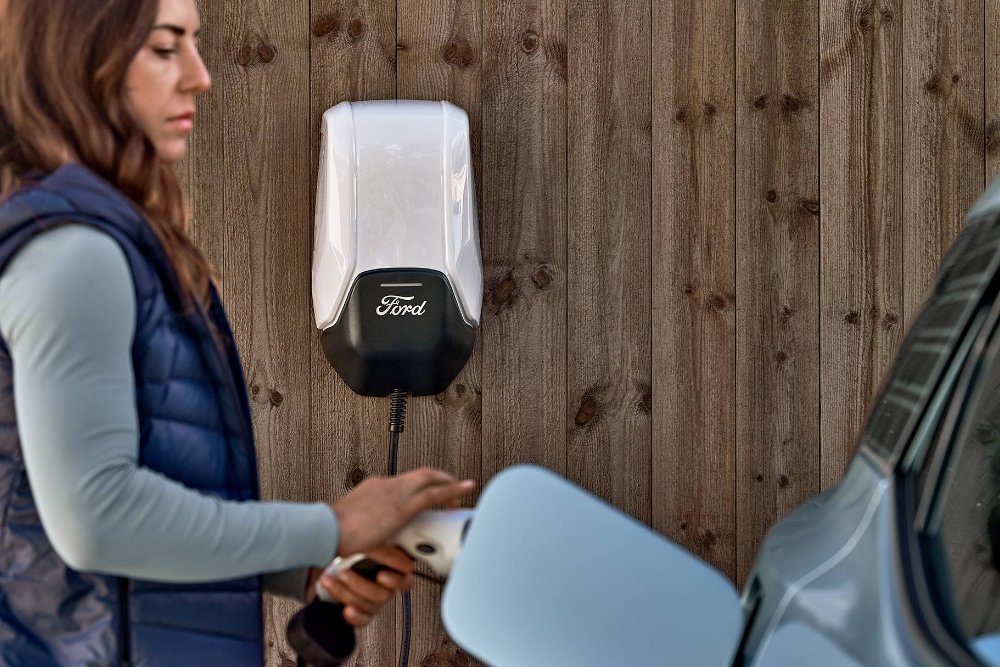 El Nuevo Ford Explorer 100% eléctrico cargando