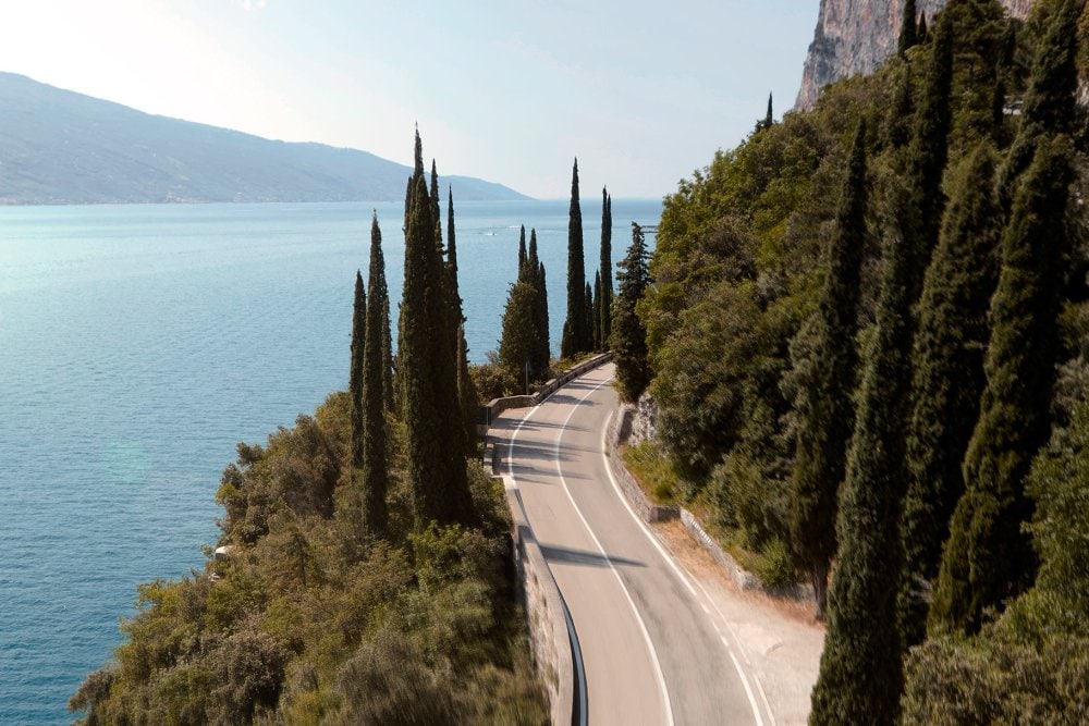 Vista desde arriba de una carretera por la costa