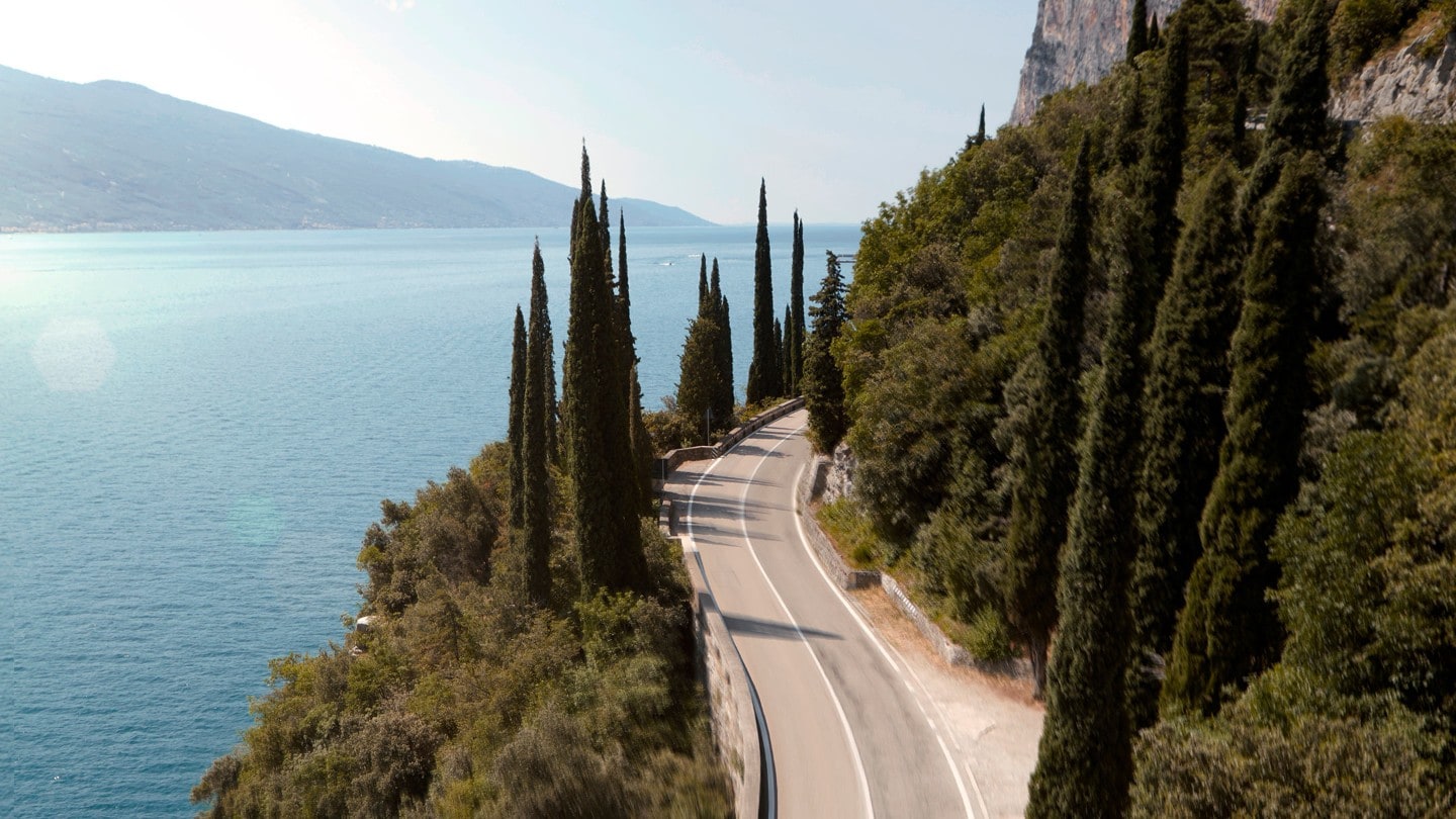 Vista desde arriba de una carretera por la costa