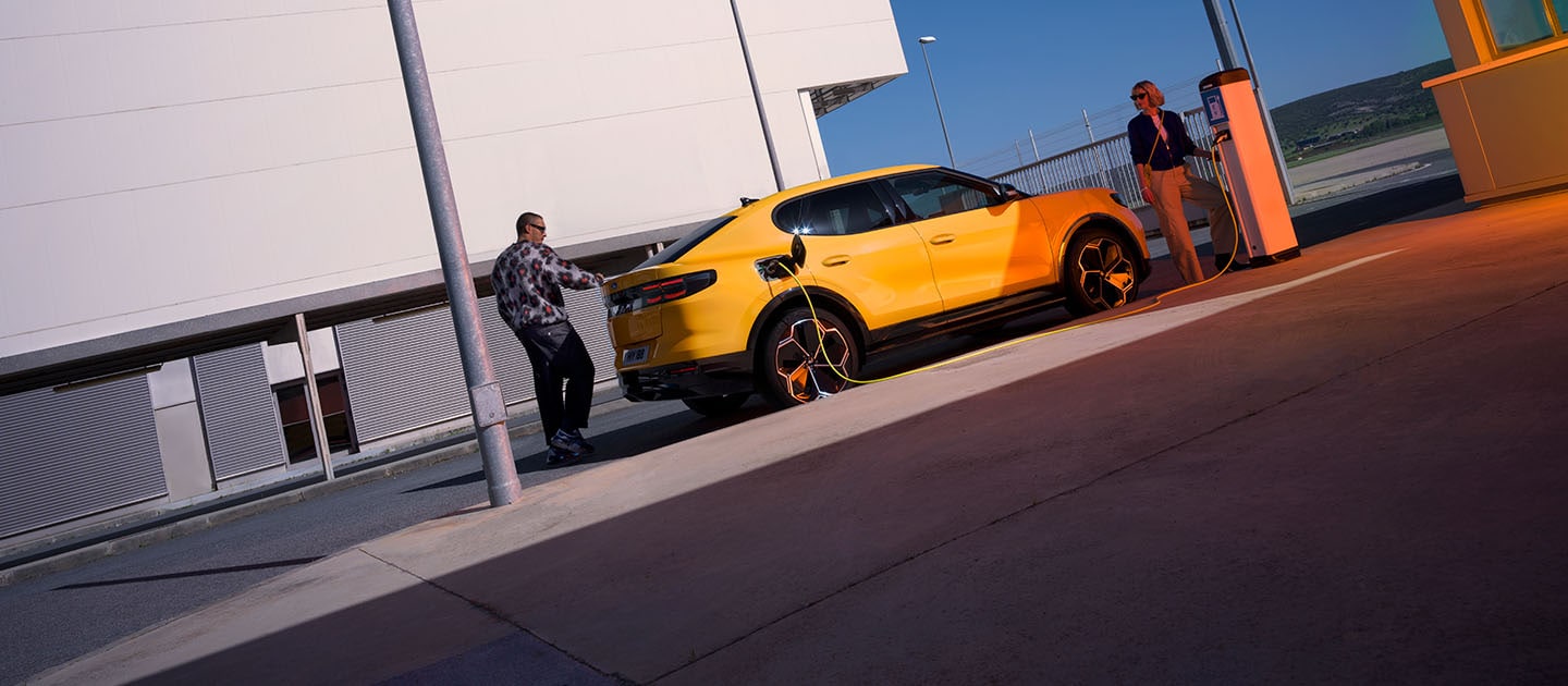 Ford Capri en amarillo cargándose en una estación de recarga pública