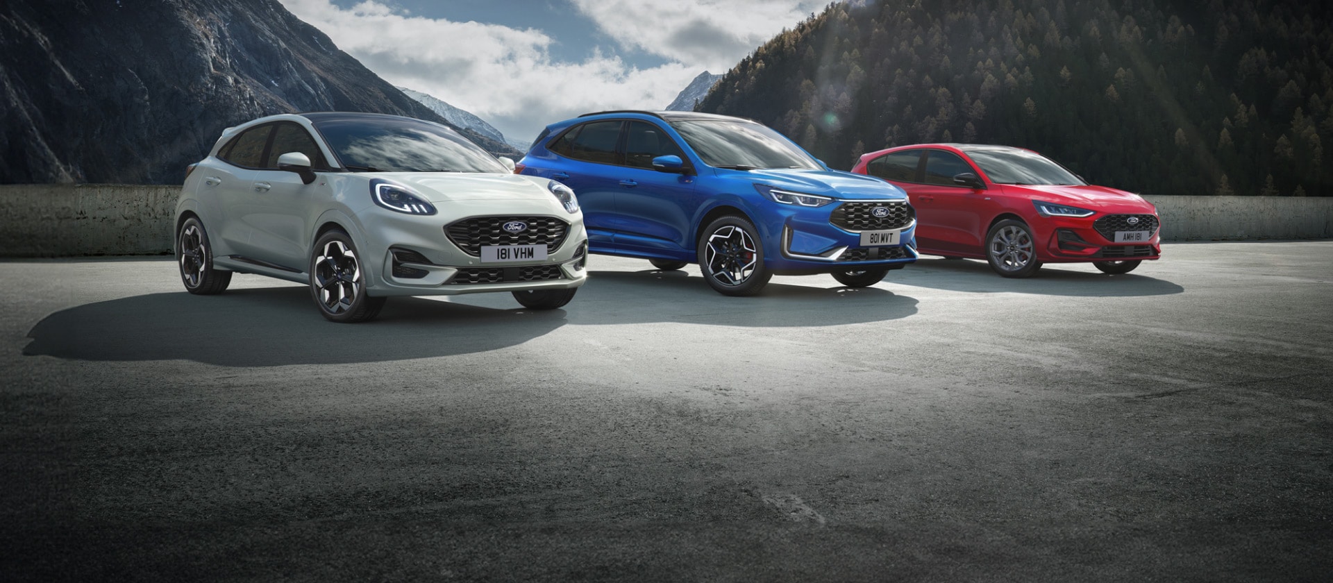 Gama de coches híbridos de Ford, entre los que se incluyen el Ford Puma, el Ford Kuga y el Ford Focus.