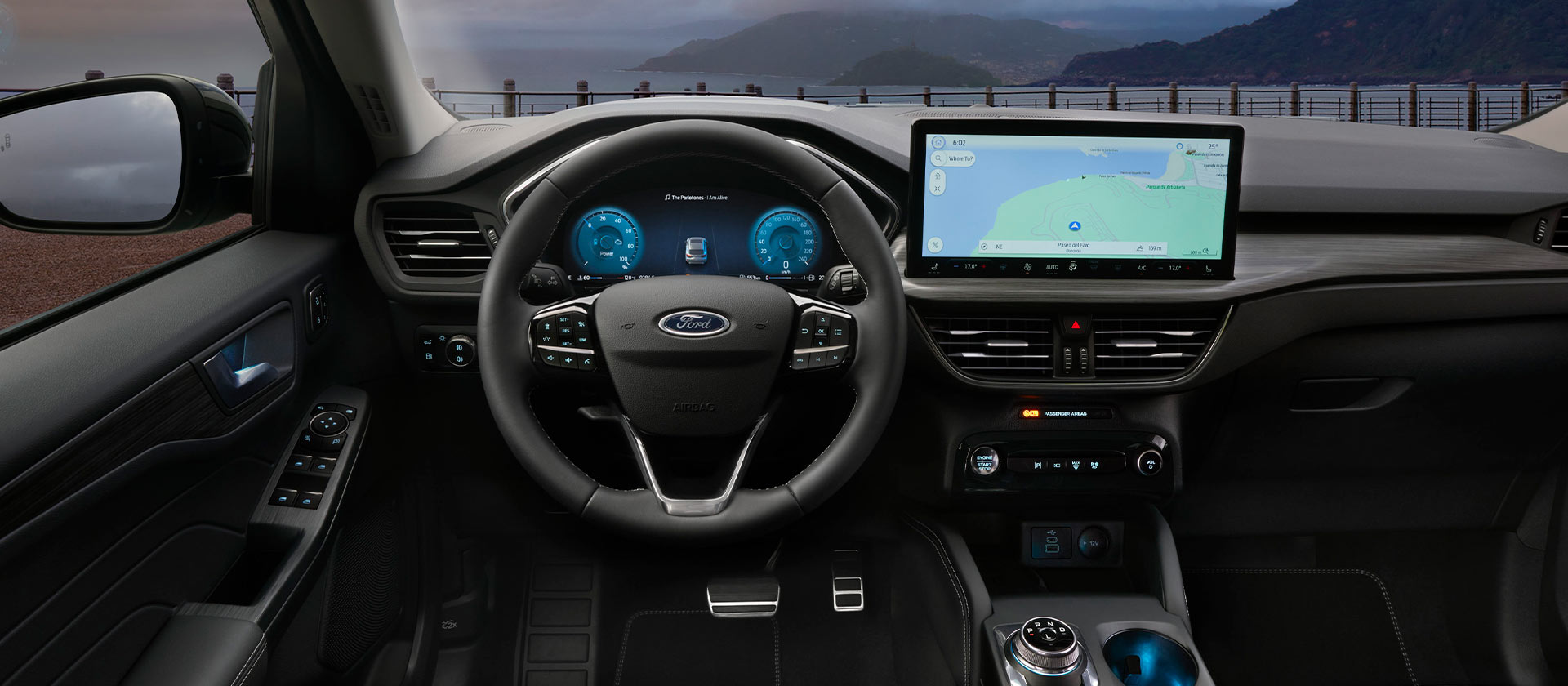 Interior de un coche híbrido autorrecargable de Ford y pantalla de navegación en el vehículo.