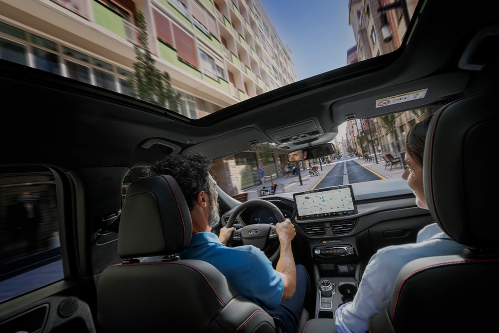Una vista interior de un automóvil híbrido enchufable de Ford con navegación en el vehículo.