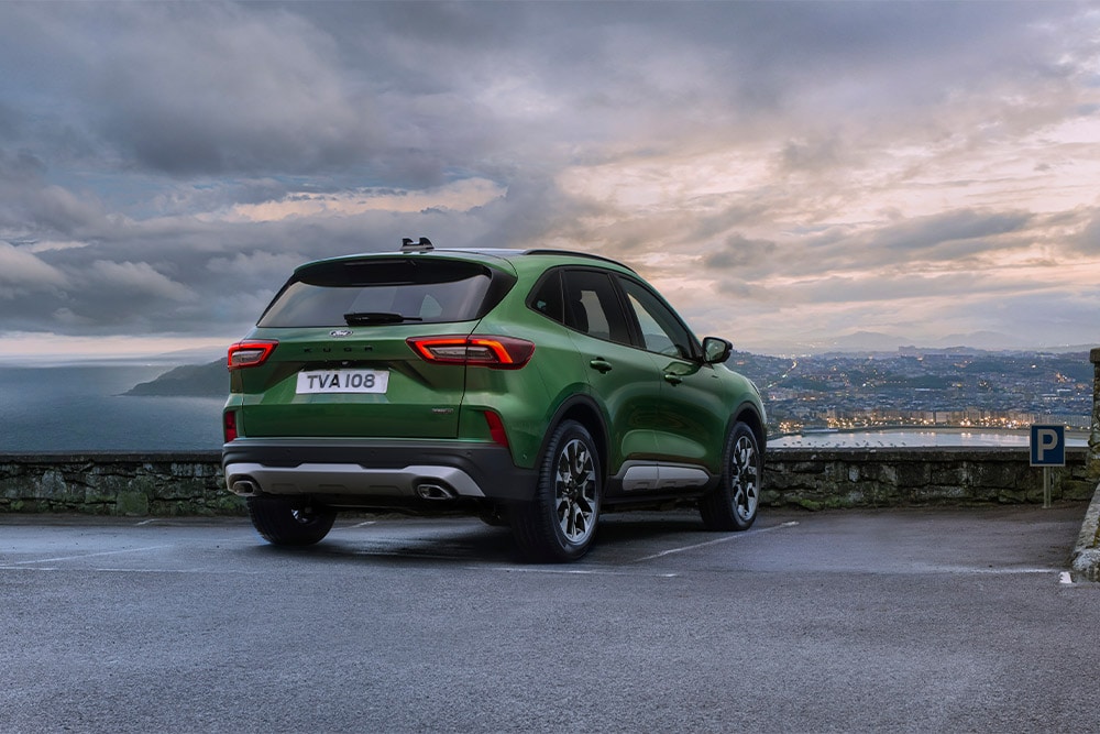 Vista trasera de un coche híbrido autorrecargable Ford Kuga.
