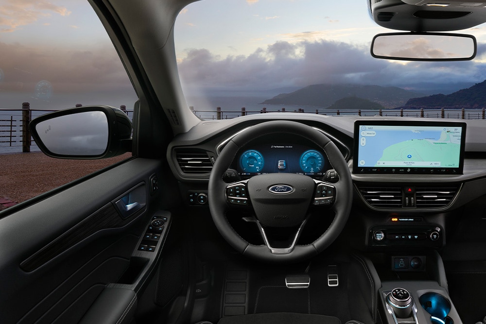 Interior de un coche híbrido autorrecargable de Ford y pantalla de navegación en el vehículo.