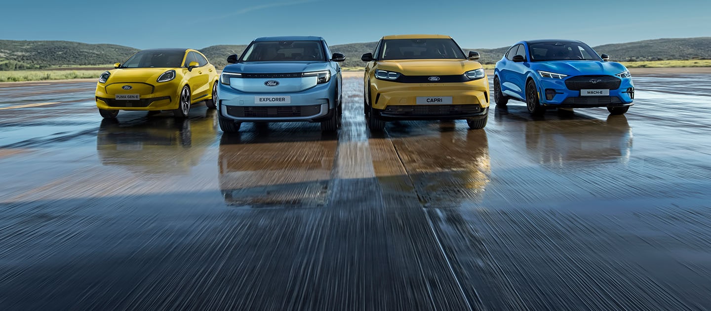 Gama de vehículos eléctricos Ford Puma Gen-E, Explorer, Capri y  Mach-E alineados circulando por una carretera
