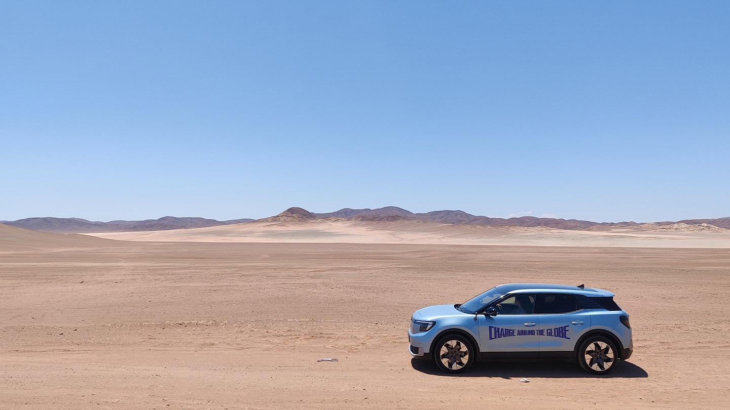 La Ford Explorer eléctrica conduciendo por el desierto durante el desafío Charge Around the Globe.