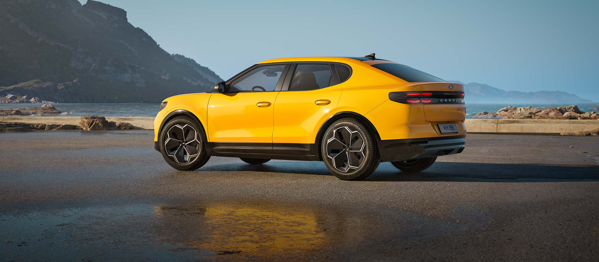 Imagen de un Ford Capri amarillo totalmente eléctrico aparcado junto a una playa.