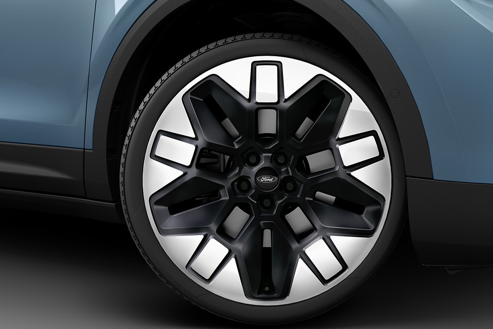Primer plano de la rueda de un coche eléctrico Ford.